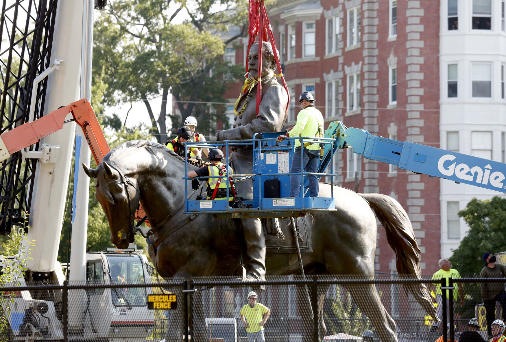 Robert E. Lee statue